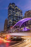 Общественное skywalk на ноче городского квадрата Бангкока в зоне дела Стоковое фото RF Общественное skywalk на ноче городского квадрата Бангкока в зоне дела Стоковое фото RF