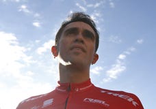 Объединяйтесь в команду трек Segafredo с Альберто Contador перед тренировкой стоковое фото Объединяйтесь в команду трек Segafredo с Альберто Contador перед тренировкой стоковое фото