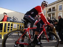Объединяйтесь в команду трек Segafredo с Альберто Contador перед тренировкой стоковые фото Объединяйтесь в команду трек Segafredo с Альберто Contador перед тренировкой стоковые фото