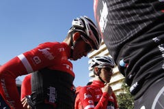 Объединяйтесь в команду трек Segafredo с Альберто Contador перед тренировкой стоковое изображение Объединяйтесь в команду трек Segafredo с Альберто Contador перед тренировкой стоковое изображение