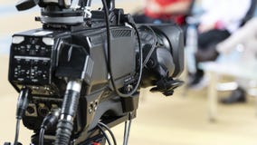 Объектив видеокамеры - записывая шоу в студии ТВ - фокус стоковое изображение Объектив видеокамеры - записывая шоу в студии ТВ - фокус стоковое изображение