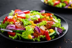 овощ салата мяса цыпленка Салат с куриной грудкой и сырцовыми овощами стоковое фото овощ салата мяса цыпленка Салат с куриной грудкой и сырцовыми овощами стоковое фото