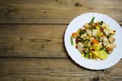 Овощи и куриная грудка на деревянном столе стоковое изображение Овощи и куриная грудка на деревянном столе стоковое изображение