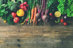 Овощи на деревянной предпосылке Био здоровые натуральные продукты, травы и специи Сырцовая и вегетарианская концепция ингридиенты стоковое фото Овощи на деревянной предпосылке Био здоровые натуральные продукты, травы и специи Сырцовая и вегетарианская концепция ингридиенты стоковое фото