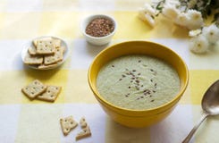 Овощной суп при брокколи, который служат с шутихами, маслом льняного семени и семенами стоковое фото Овощной суп при брокколи, который служат с шутихами, маслом льняного семени и семенами стоковое фото