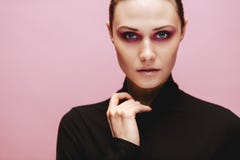 Оглушать женская модель с художественным макияжем стоковое изображение rf Оглушать женская модель с художественным макияжем стоковое изображение rf