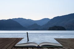 Оглушать изображение ландшафта долгой выдержки воды Derwent в районе озера во время восхода солнца падения осени с мягкий приходи стоковое изображение Оглушать изображение ландшафта долгой выдержки воды Derwent в районе озера во время восхода солнца падения осени с мягкий приходи стоковое изображение