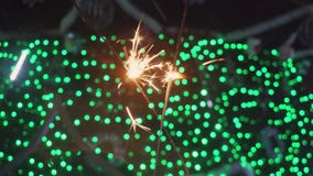 Огни Бенгалии, бенгальские огни и красочное рождество bokeh, предпосылка Нового Года сток-видео Огни Бенгалии, бенгальские огни и красочное рождество bokeh, предпосылка Нового Года сток-видео