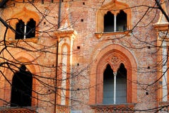 Огородите, с красивыми mullioned окнами, замок Vigevano около Павии в Ломбардии (Италия) стоковые изображения rf Огородите, с красивыми mullioned окнами, замок Vigevano около Павии в Ломбардии (Италия) стоковые изображения rf