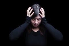 Огорченный, женщина держа голову с руками, на черной или темной предпосылке стоковая фотография Огорченный, женщина держа голову с руками, на черной или темной предпосылке стоковая фотография