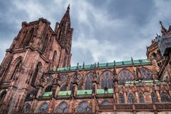 Огромная башня и элегантная внешняя архитектура запруды Notre Str стоковые изображения Огромная башня и элегантная внешняя архитектура запруды Notre Str стоковые изображения