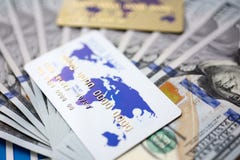 Огромный пакет карты денег и банка США лежа вниз на важном финансовом документе стоковые фотографии rf Огромный пакет карты денег и банка США лежа вниз на важном финансовом документе стоковые фотографии rf