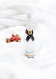 Одесса, Украина - 23-ье мая 2018: Moet и Chandon морозят имперский cham стоковые фото Одесса, Украина - 23-ье мая 2018: Moet и Chandon морозят имперский cham стоковые фото