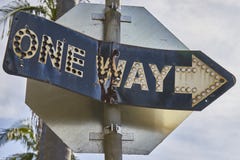 Один путь или стоп; старый и новый signage стоковая фотография rf Один путь или стоп; старый и новый signage стоковая фотография rf