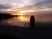 Одиночество и заход солнца стоковое изображение Одиночество и заход солнца стоковое изображение