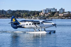 Одиночный гидросамолет воздуха Saltspring выдры около для того чтобы принять полет от городского Виктория, Британской Колумбии стоковые фото Одиночный гидросамолет воздуха Saltspring выдры около для того чтобы принять полет от городского Виктория, Британской Колумбии стоковые фото