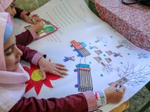 Одна из девушек начальной школы в Rasht, провинция Guilan, Иран Исламская шк стоковые изображения Одна из девушек начальной школы в Rasht, провинция Guilan, Иран Исламская шк стоковые изображения