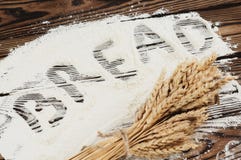 Одна пачка пшеницы и мака и почерк формулируют ХЛЕБ на муке на старых деревянных планках стоковое изображение Одна пачка пшеницы и мака и почерк формулируют ХЛЕБ на муке на старых деревянных планках стоковое изображение
