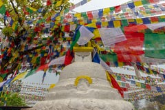 Одно stuppa и много флагов молитве стоковые фото Одно stuppa и много флагов молитве стоковые фото