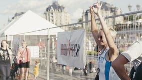 27-ое августа 2016, Казань, Россия - привлекательные танцы девушки спорта, под открытым небом конкуренция триатлона сток-видео 27-ое августа 2016, Казань, Россия - привлекательные танцы девушки спорта, под открытым небом конкуренция триатлона сток-видео