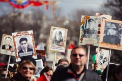 9-ое мая 2017, перспектива Nevsky, Санкт-Петербург, Россия Может 9 праздник, знаки действия бессмертного полка, толпы стоковые фото 9-ое мая 2017, перспектива Nevsky, Санкт-Петербург, Россия Может 9 праздник, знаки действия бессмертного полка, толпы стоковые фото