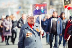9-ое мая 2017, перспектива Nevsky, Санкт-Петербург, Россия Праздник дальше может 9, пожилая женщина носит знак действия стоковые фотографии rf 9-ое мая 2017, перспектива Nevsky, Санкт-Петербург, Россия Праздник дальше может 9, пожилая женщина носит знак действия стоковые фотографии rf