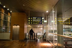 18-ое февраля 2019 Аэропорт Kastrup в Дании, Копенгагене Переход и архитектура темы Выравнивающ дезертированное пустое ночи пусто стоковое изображение 18-ое февраля 2019 Аэропорт Kastrup в Дании, Копенгагене Переход и архитектура темы Выравнивающ дезертированное пустое ночи пусто стоковое изображение