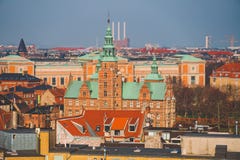 18-ое февраля 2019 Дания Копенгаген Панорамный взгляд сверху центра города от высокой точки Круглая башня Rundetaarn стоковая фотография 18-ое февраля 2019 Дания Копенгаген Панорамный взгляд сверху центра города от высокой точки Круглая башня Rundetaarn стоковая фотография