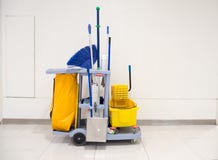 Ожидание тележки инструментов чистки для очищать Ведро и комплект оборудования чистки в офисе и универмаге стоковые фотографии rf Ожидание тележки инструментов чистки для очищать Ведро и комплект оборудования чистки в офисе и универмаге стоковые фотографии rf