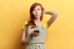 Озадаченная девушка не знает чего написать в ее друга, стоковая фотография rf Озадаченная девушка не знает чего написать в ее друга, стоковая фотография rf