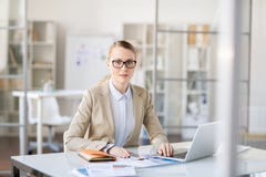 Озадаченная коммерсантка делая обработку документов стоковая фотография Озадаченная коммерсантка делая обработку документов стоковая фотография