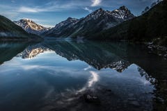 Озеро Kucherlinsky в горах Altai в вечере в лете Стоковые Фотографии RF Озеро Kucherlinsky в горах Altai в вечере в лете Стоковые Фотографии RF