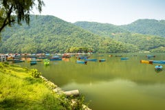 Озеро Phewa известное и красивое озеро в Pokhara Непале стоковые изображения rf Озеро Phewa известное и красивое озеро в Pokhara Непале стоковые изображения rf