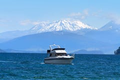 Озеро Taupo и верхняя часть вулканов, Новая Зеландия снега Стоковые Изображения RF Озеро Taupo и верхняя часть вулканов, Новая Зеландия снега Стоковые Изображения RF