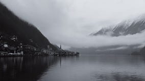 Озеро и деревня Hallstatt в Австрии на туманном, зимнем дне стоковое фото Озеро и деревня Hallstatt в Австрии на туманном, зимнем дне стоковое фото
