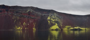 Озеро кратера Ljotipollur, глубоко внутри гористых местностей Исландии стоковое изображение rf Озеро кратера Ljotipollur, глубоко внутри гористых местностей Исландии стоковое изображение rf