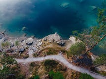 Озеро открытого моря caumasee Flims на Швейцарии, высокогорных горах, солнечных, ландшафте лета стоковые фото Озеро открытого моря caumasee Flims на Швейцарии, высокогорных горах, солнечных, ландшафте лета стоковые фото