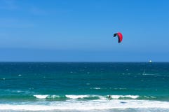 Океанские волны Kitesurfing на солнечный день стоковые изображения rf Океанские волны Kitesurfing на солнечный день стоковые изображения rf