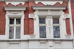 Окно 3 годов сбора винограда дизайнерское на фасаде старого hou кирпича стоковые изображения Окно 3 годов сбора винограда дизайнерское на фасаде старого hou кирпича стоковые изображения