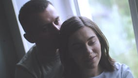 Окно молодой счастливый обнимать пар стоящее близко и наслаждаться взглядом от новой квартиры акции видеоматериалы Окно молодой счастливый обнимать пар стоящее близко и наслаждаться взглядом от новой квартиры акции видеоматериалы