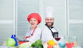 Окончательная варя проблема i варить шеф-повара человека и женщины vegetarian m Dieting ? стоковое фото rf Окончательная варя проблема i варить шеф-повара человека и женщины vegetarian m Dieting ? стоковое фото rf
