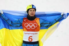 Олимпийский чемпион Oleksandr Abramenko Украины празднует победу в катании на лыжах фристайла антенн ` s людей на 2018 Олимпиадах стоковое изображение Олимпийский чемпион Oleksandr Abramenko Украины празднует победу в катании на лыжах фристайла антенн ` s людей на 2018 Олимпиадах стоковое изображение