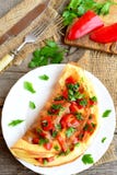 Омлет заполненного яичка с овощами на плите Легкий рецепт яичек Взгляд сверху стоковое фото rf Омлет заполненного яичка с овощами на плите Легкий рецепт яичек Взгляд сверху стоковое фото rf