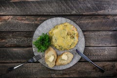 Омлет с томатами, цукини и грибами, который служит столовый прибор Еда завтрака омлета здоровая Взгляд сверху стоковая фотография rf Омлет с томатами, цукини и грибами, который служит столовый прибор Еда завтрака омлета здоровая Взгляд сверху стоковая фотография rf
