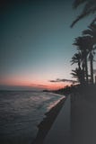 Он приставает заход солнца к берегу стоковая фотография Он приставает заход солнца к берегу стоковая фотография