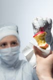 Он укомплектовывает личным составом в владениях костюма угрозу сдержанного Яблока стоковые фотографии rf Он укомплектовывает личным составом в владениях костюма угрозу сдержанного Яблока стоковые фотографии rf