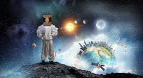 Она мечтает для того чтобы исследовать космос Мультимедиа Стоковое Изображение Она мечтает для того чтобы исследовать космос Мультимедиа Стоковое Изображение