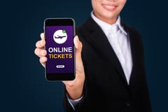 Онлайн концепция билетов, tic счастливого текста выставки коммерсантки онлайн стоковая фотография rf Онлайн концепция билетов, tic счастливого текста выставки коммерсантки онлайн стоковая фотография rf