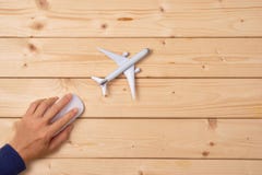 Онлайн концепция резервирования перемещения Модель самолета и мышь компьютера Стоковые Фотографии RF Онлайн концепция резервирования перемещения Модель самолета и мышь компьютера Стоковые Фотографии RF
