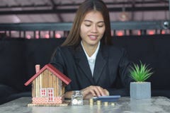 Опарник денег сбережений вполне концепции монеток для сохранять или investmen стоковые изображения rf Опарник денег сбережений вполне концепции монеток для сохранять или investmen стоковые изображения rf